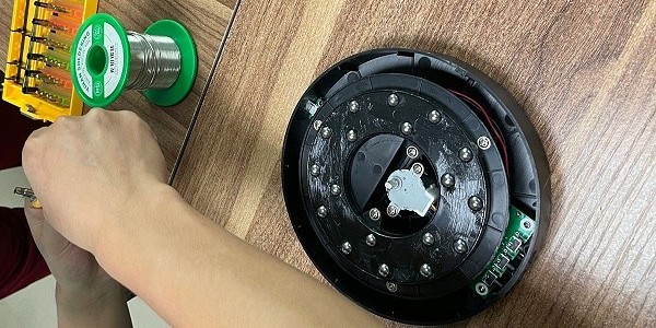 3C客戶線上打樣后，帶產(chǎn)品來到工廠測試！